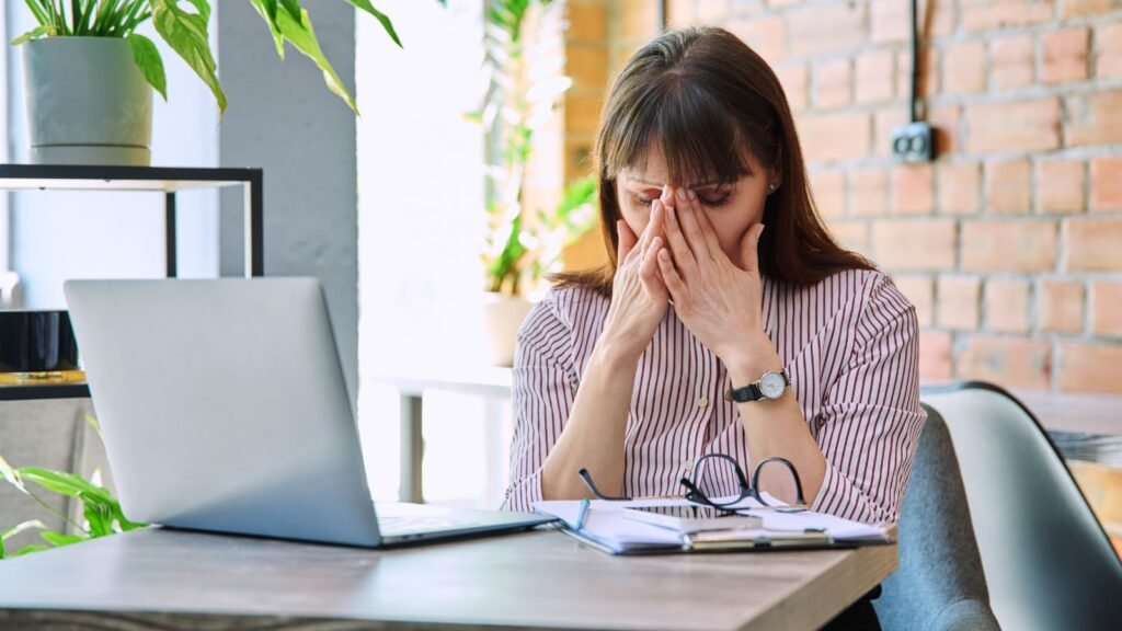 Žandikaulio spaudimas ir dantų griežimas: ką kūnas bando pasakyti?