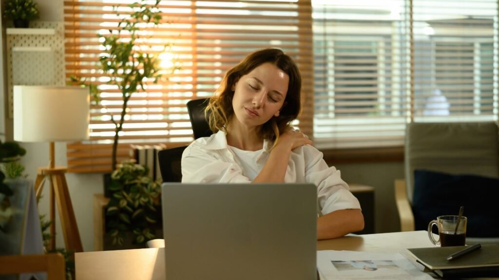 Kaklo ir pečių įtampa: kodėl ji nepraeina net sportuojant?